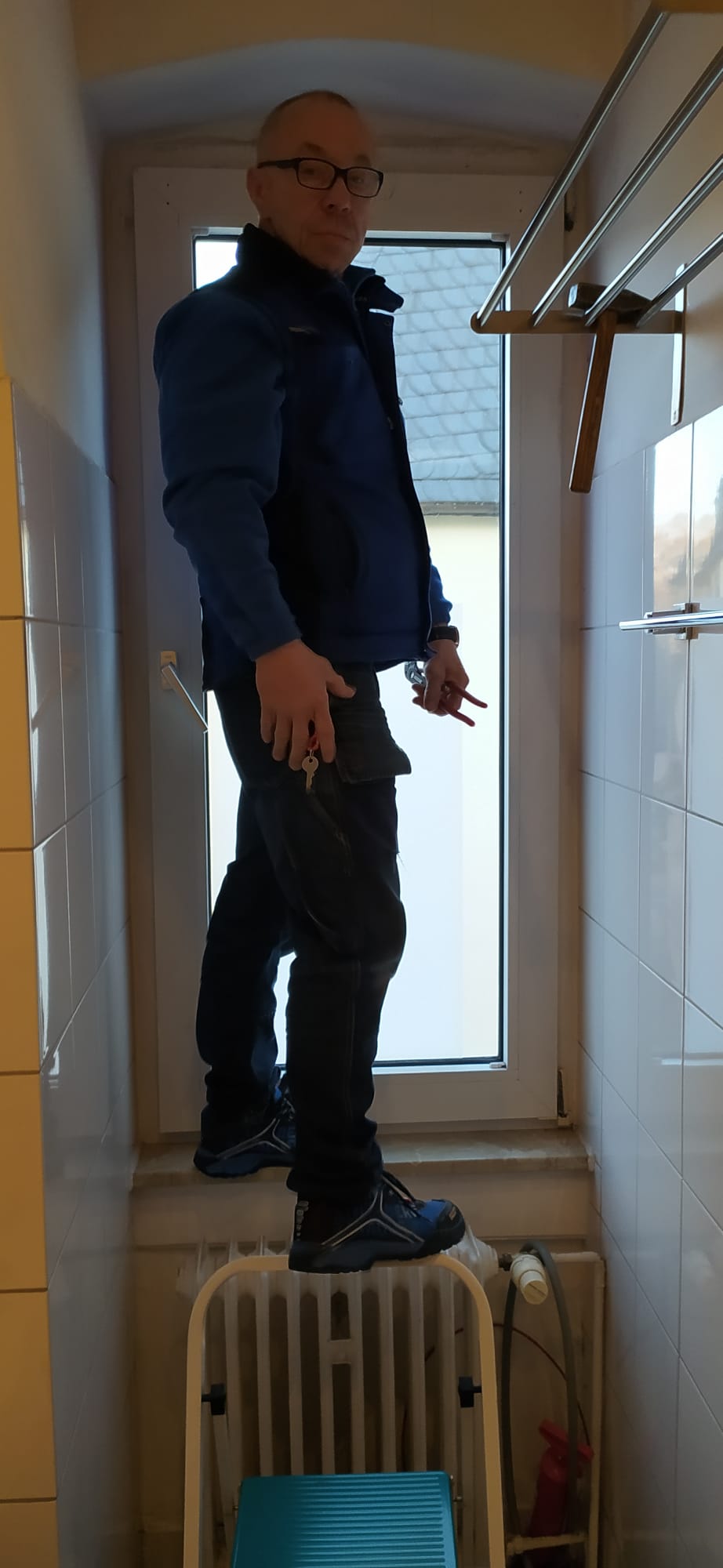 FensterFix Monteur bei der Wartung und Einstellung eines Fensters